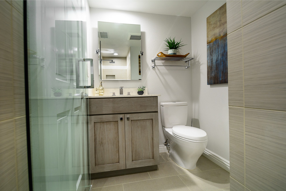 Exempel på ett mellanstort modernt badrum, med skåp i shakerstil, skåp i ljust trä, en toalettstol med hel cisternkåpa, grå kakel, porslinskakel, vita väggar, klinkergolv i porslin, ett undermonterad handfat och bänkskiva i onyx