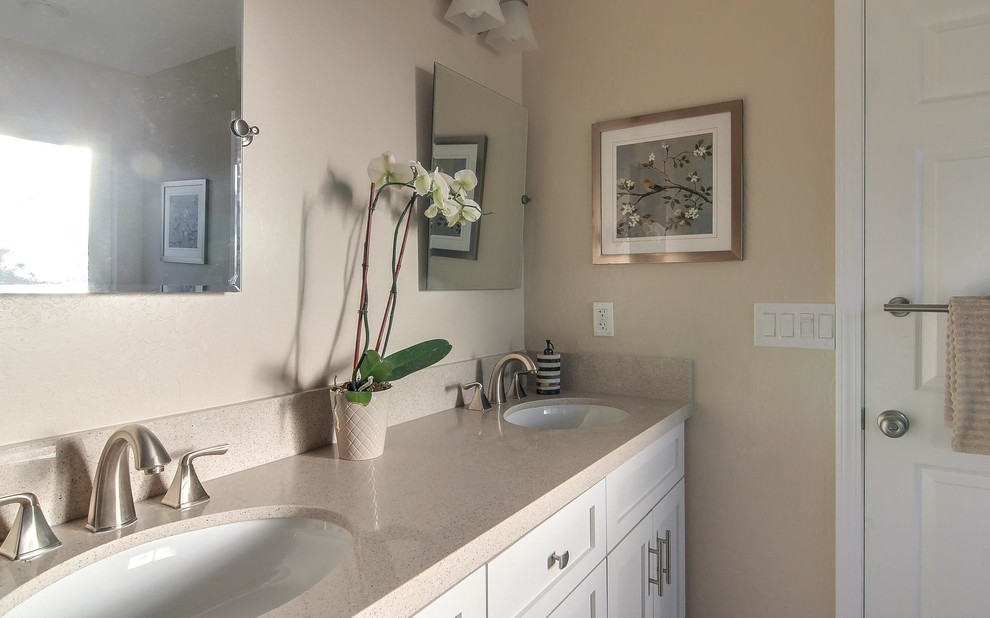 Idee per una stanza da bagno chic con ante in stile shaker, ante bianche, pareti beige, pavimento con piastrelle in ceramica, lavabo a consolle e top in granito