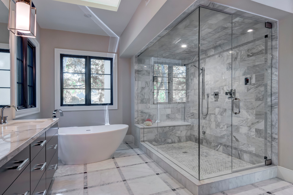 Идея дизайна: большая главная ванная комната в стиле модернизм с плоскими фасадами, темными деревянными фасадами, отдельно стоящей ванной, угловым душем, бежевыми стенами, врезной раковиной и мраморной столешницей