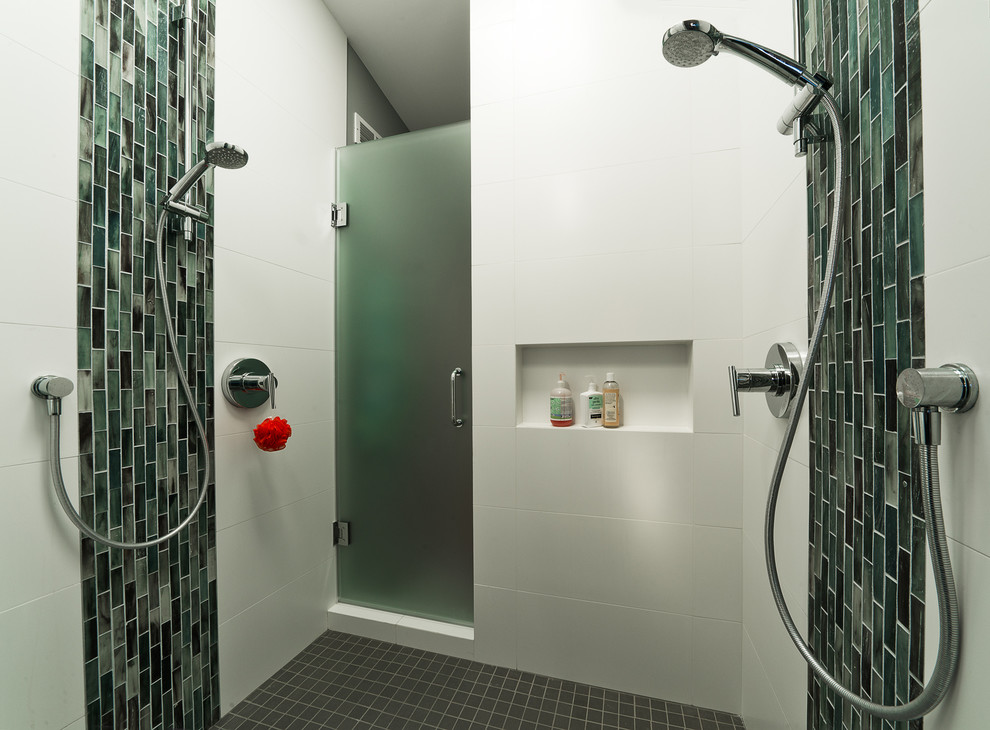 Cette image montre une salle de bain design avec une douche double, un carrelage multicolore et un mur blanc.