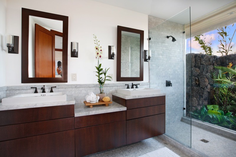 Exempel på ett stort exotiskt en-suite badrum, med skåp i mörkt trä, marmorbänkskiva, vit kakel, tunnelbanekakel, vita väggar, marmorgolv, släta luckor, en dusch i en alkov, en toalettstol med separat cisternkåpa, ett fristående handfat, grått golv, med dusch som är öppen och ett badkar i en alkov