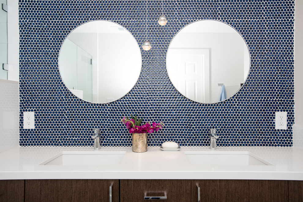 Стильный дизайн: ванная комната в современном стиле с плоскими фасадами, темными деревянными фасадами, синей плиткой, белыми стенами и врезной раковиной - последний тренд