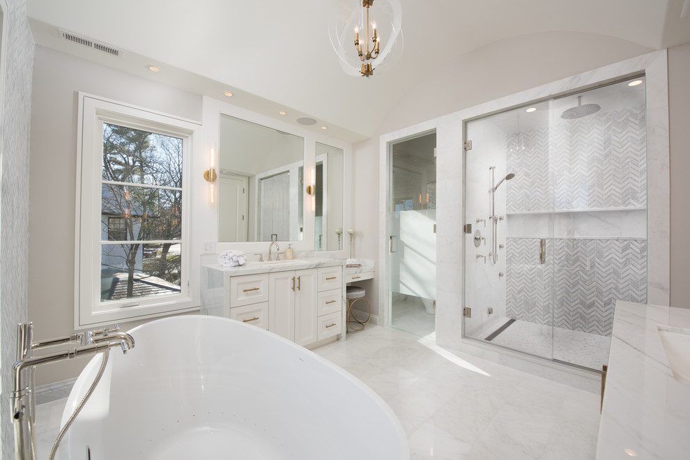 Inspiration för ett stort vintage en-suite badrum, med luckor med infälld panel, vita skåp, ett fristående badkar, vit kakel, marmorkakel, grå väggar, marmorgolv, ett nedsänkt handfat, marmorbänkskiva och vitt golv