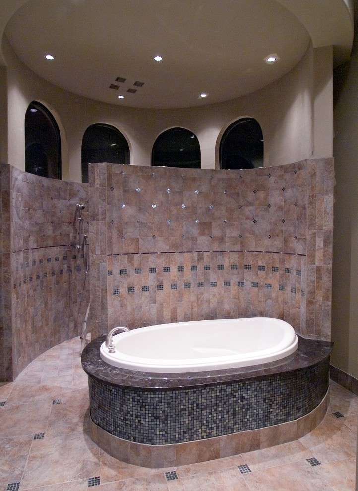 Idee per una grande stanza da bagno padronale tradizionale con vasca da incasso, doccia aperta, piastrelle in ceramica, pareti beige, pavimento con piastrelle in ceramica, pavimento beige e doccia aperta