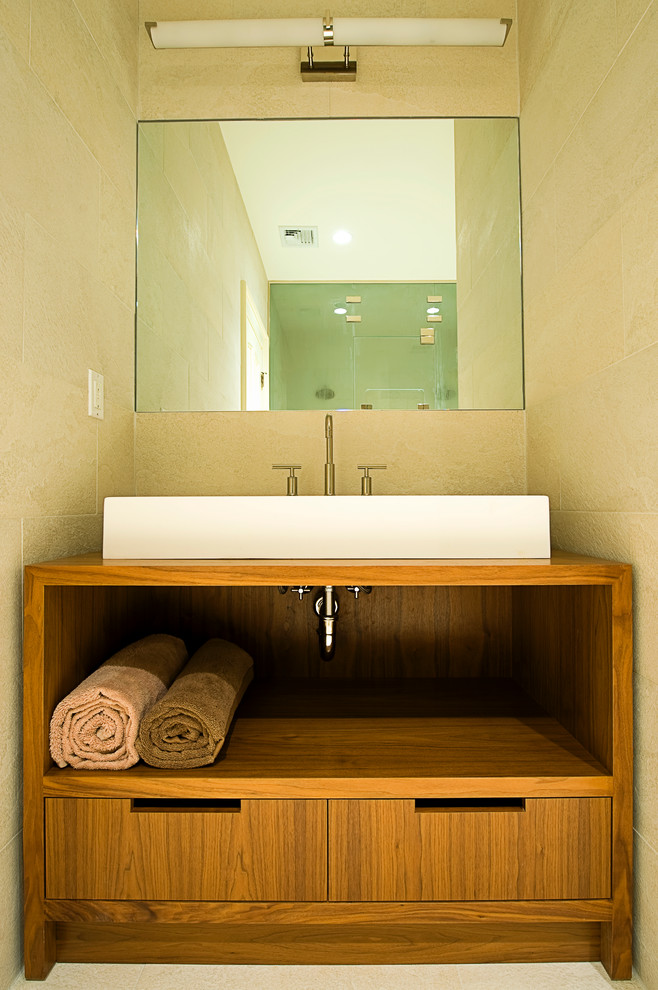 Свежая идея для дизайна: ванная комната в стиле модернизм с настольной раковиной - отличное фото интерьера