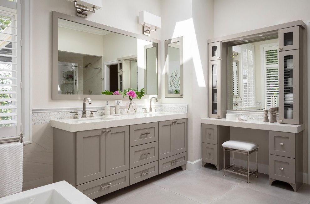 На фото: главная ванная комната в стиле неоклассика (современная классика) с фасадами в стиле шейкер, серыми фасадами, душем в нише, плиткой мозаикой, белыми стенами, врезной раковиной, серым полом, душем с раздвижными дверями и белой столешницей