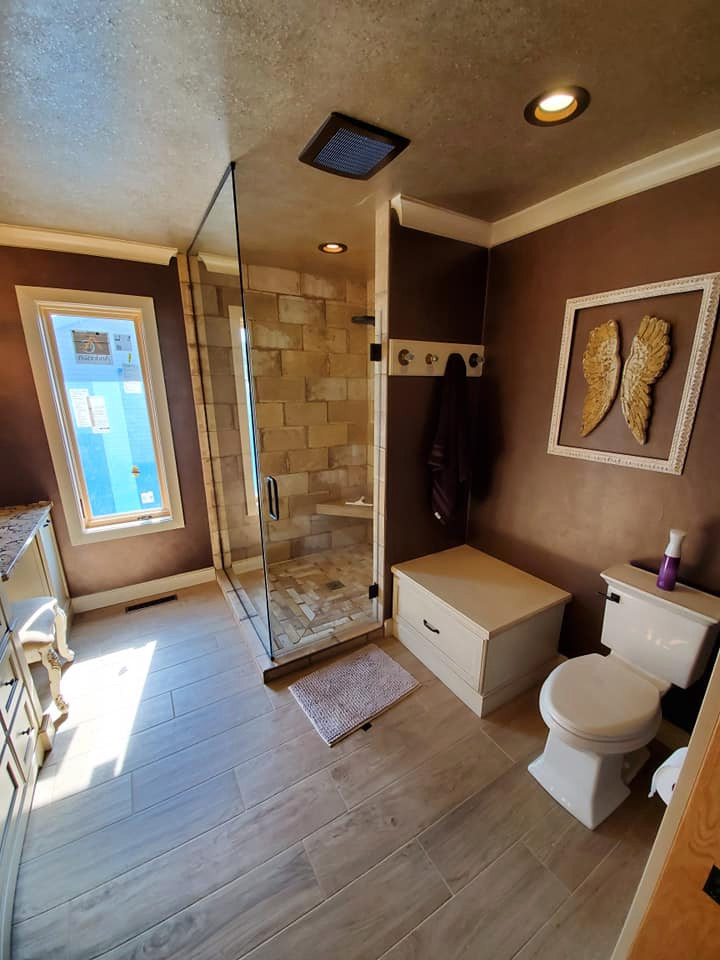 Стильный дизайн: большая главная ванная комната в классическом стиле с фасадами островного типа, белыми фасадами, угловым душем, раздельным унитазом, коричневой плиткой, керамической плиткой, коричневыми стенами, полом из винила, врезной раковиной, столешницей из искусственного кварца, бежевым полом, душем с распашными дверями, бежевой столешницей, сиденьем для душа, тумбой под одну раковину и встроенной тумбой - последний тренд