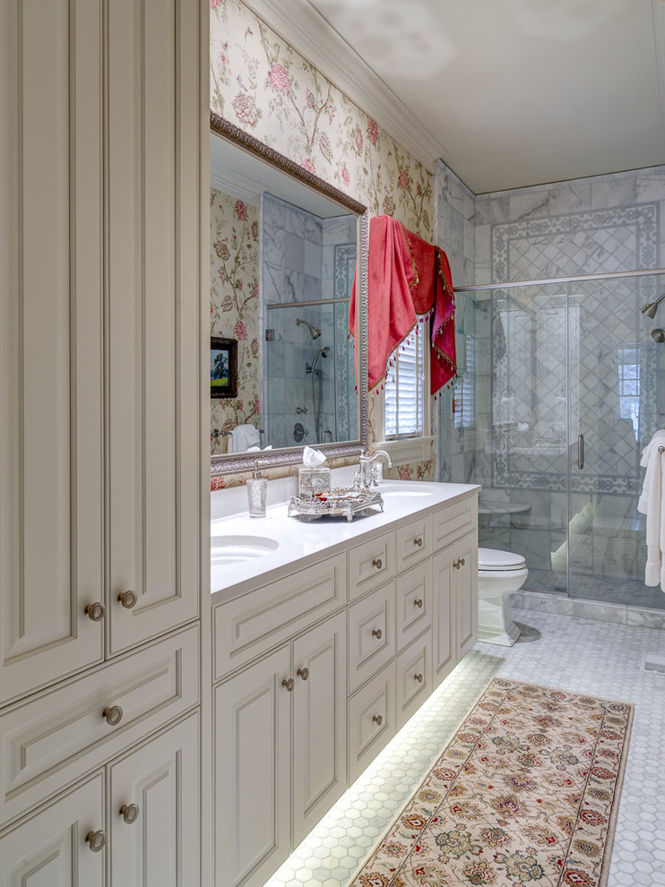 Idées déco pour une douche en alcôve classique avec un lavabo encastré, des portes de placard blanches, un carrelage blanc, un mur multicolore et un placard avec porte à panneau surélevé.