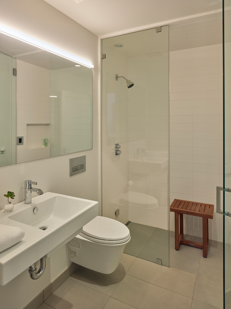 Idée de décoration pour une salle de bain design avec une douche à l'italienne, un carrelage blanc, un mur blanc, un lavabo suspendu, un sol gris, aucune cabine, WC suspendus et un sol en carrelage de porcelaine.