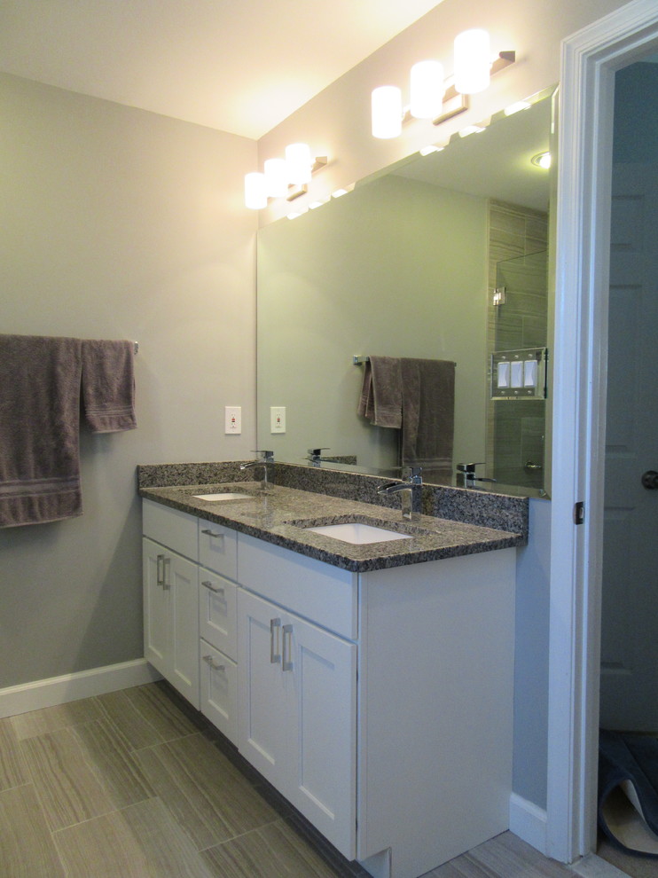 Idéer för mellanstora funkis badrum, med ett platsbyggt badkar, en hörndusch, grå kakel, porslinskakel, grå väggar och klinkergolv i porslin
