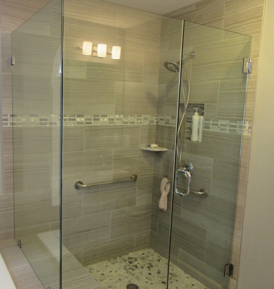 Modern inredning av ett mellanstort en-suite badrum, med ett platsbyggt badkar, en hörndusch, grå kakel, porslinskakel och klinkergolv i porslin