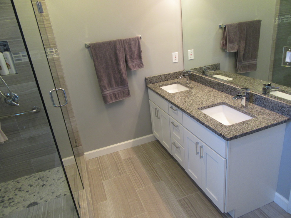 Idéer för ett mellanstort modernt en-suite badrum, med ett platsbyggt badkar, en hörndusch, grå kakel, porslinskakel, grå väggar och klinkergolv i porslin
