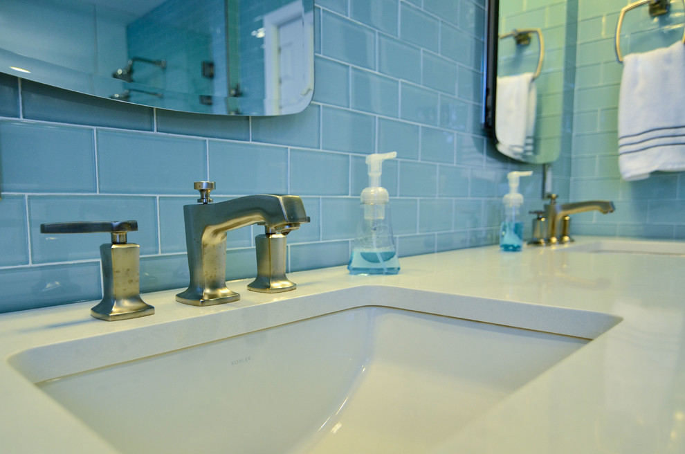 Immagine di una grande stanza da bagno padronale moderna con lavabo sottopiano, ante in stile shaker, ante in legno bruno, top in quarzite, doccia aperta, piastrelle blu, piastrelle di vetro, pareti blu e pavimento in ardesia