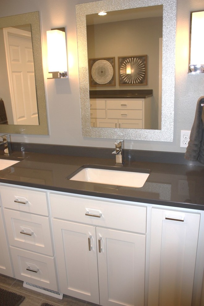 Exemple d'une salle de bain principale moderne de taille moyenne avec un lavabo encastré, un placard à porte shaker, des portes de placard blanches, un plan de toilette en quartz modifié, une douche ouverte, un carrelage gris, des carreaux de céramique, un mur gris et un sol en carrelage de céramique.