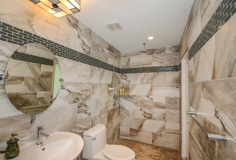 Bild på ett litet funkis badrum, med en kantlös dusch, porslinskakel och travertin golv