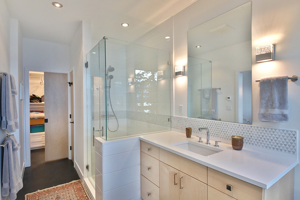 Foto på ett mellanstort funkis vit badrum med dusch, med släta luckor, skåp i ljust trä, en öppen dusch, vita väggar, betonggolv, ett undermonterad handfat, bänkskiva i kvarts, svart golv och dusch med gångjärnsdörr