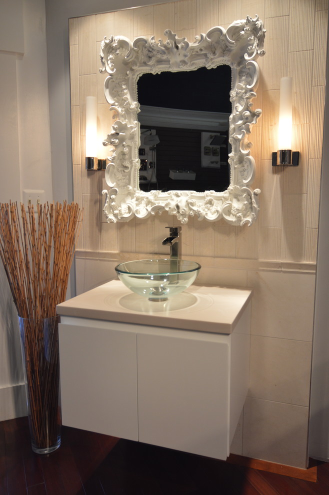Esempio di una piccola stanza da bagno moderna con lavabo a bacinella, ante lisce, ante bianche, top in superficie solida e piastrelle bianche