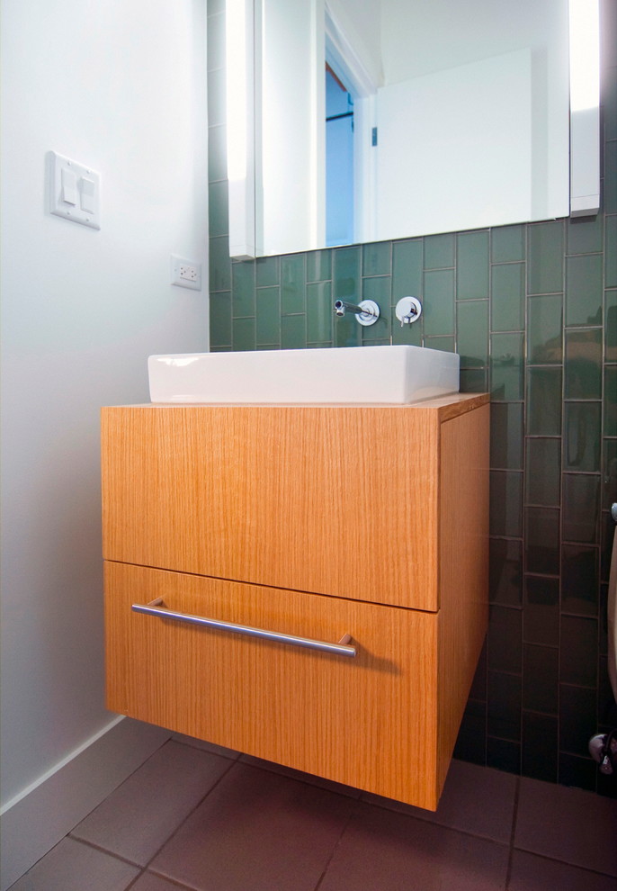 Foto di una piccola stanza da bagno con doccia moderna con ante lisce, ante in legno chiaro, piastrelle verdi, piastrelle di vetro, pareti bianche, pavimento con piastrelle in ceramica, lavabo a bacinella e top in legno
