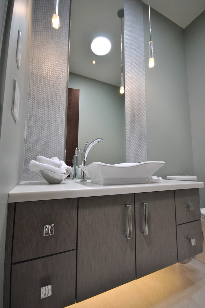 Foto de cuarto de baño moderno de tamaño medio con armarios con paneles lisos, encimera de cuarcita, baldosas y/o azulejos beige, baldosas y/o azulejos de cerámica, paredes azules y suelo de baldosas de cerámica
