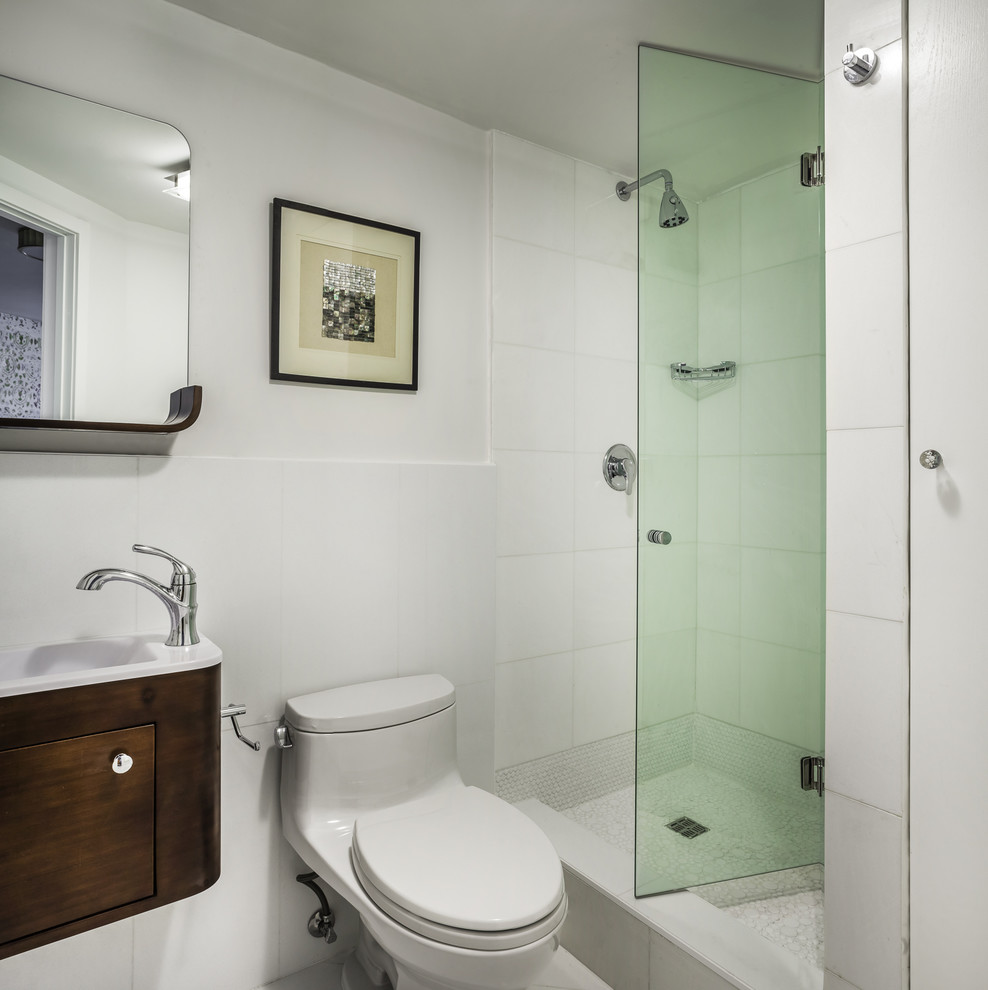 Пример оригинального дизайна: маленькая главная ванная комната в современном стиле с подвесной раковиной, плоскими фасадами, темными деревянными фасадами, душем в нише, унитазом-моноблоком, белой плиткой, стеклянной плиткой, белыми стенами и полом из керамогранита для на участке и в саду