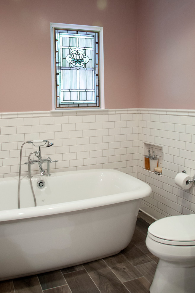 Idéer för att renovera ett mellanstort vintage flerfärgad flerfärgat en-suite badrum, med ett undermonterad handfat, skåp i shakerstil, skåp i mörkt trä, granitbänkskiva, ett fristående badkar, en hörndusch, en toalettstol med separat cisternkåpa, vit kakel, tunnelbanekakel, rosa väggar, klinkergolv i porslin, brunt golv och dusch med gångjärnsdörr