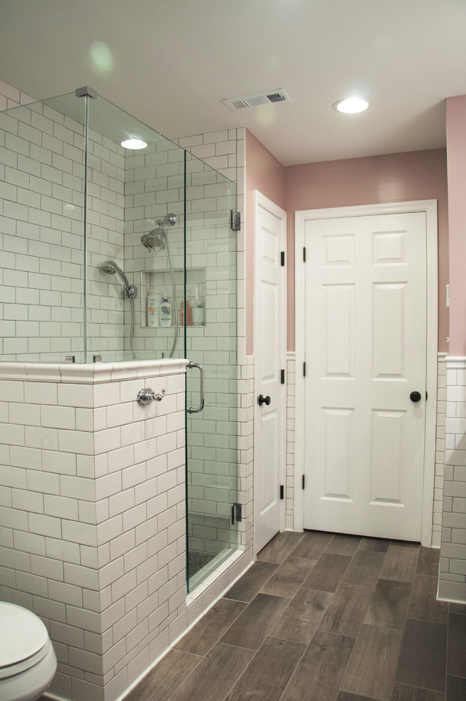 Cette photo montre une douche en alcôve principale victorienne en bois foncé de taille moyenne avec un lavabo encastré, un placard à porte shaker, un plan de toilette en granite, une baignoire indépendante, WC séparés, un carrelage blanc, un carrelage métro, un mur rose, un sol en carrelage de porcelaine, un sol marron, une cabine de douche à porte battante et un plan de toilette multicolore.