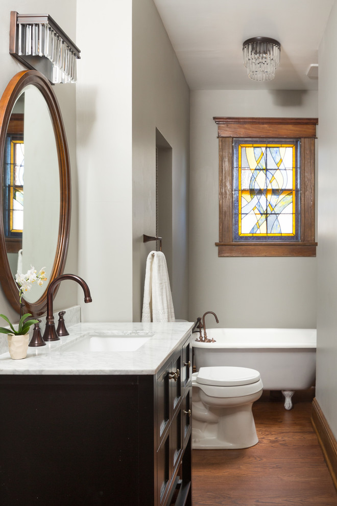 Exempel på ett litet klassiskt en-suite badrum, med svarta skåp, ett badkar med tassar, grå väggar, mellanmörkt trägolv, ett undermonterad handfat, bänkskiva i kvartsit och skåp i shakerstil