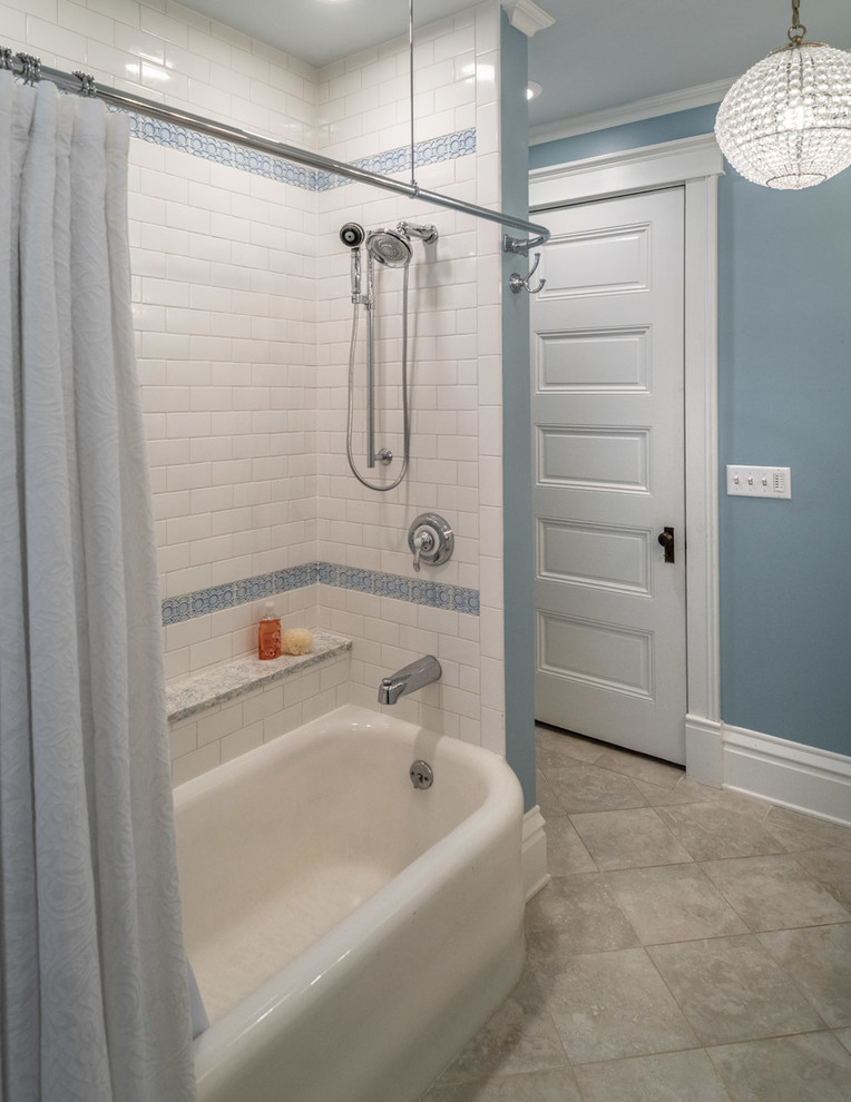Свежая идея для дизайна: большая детская ванная комната в викторианском стиле с фасадами с выступающей филенкой, белыми фасадами, ванной в нише, двойным душем, раздельным унитазом, серой плиткой, керамогранитной плиткой, синими стенами, полом из керамогранита, накладной раковиной, столешницей из кварцита, серым полом, шторкой для ванной и серой столешницей - отличное фото интерьера
