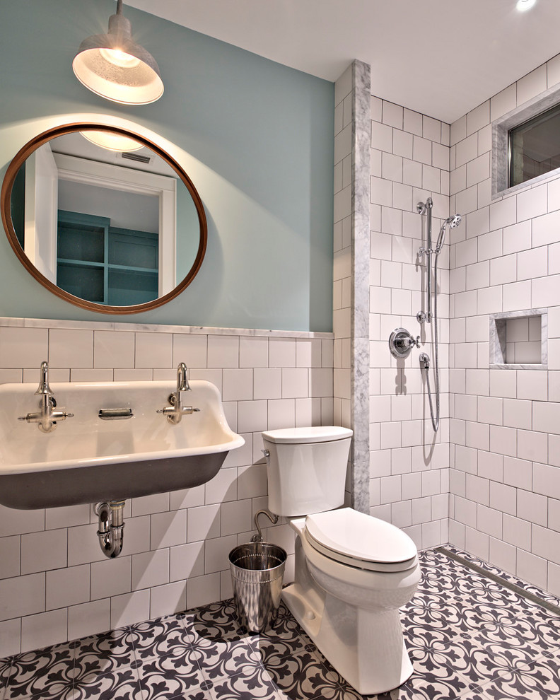 Стильный дизайн: огромная ванная комната в стиле кантри с фасадами с утопленной филенкой, фиолетовыми фасадами, ванной в нише, открытым душем, унитазом-моноблоком, разноцветной плиткой, каменной плиткой, розовыми стенами, мраморным полом, врезной раковиной и мраморной столешницей - последний тренд