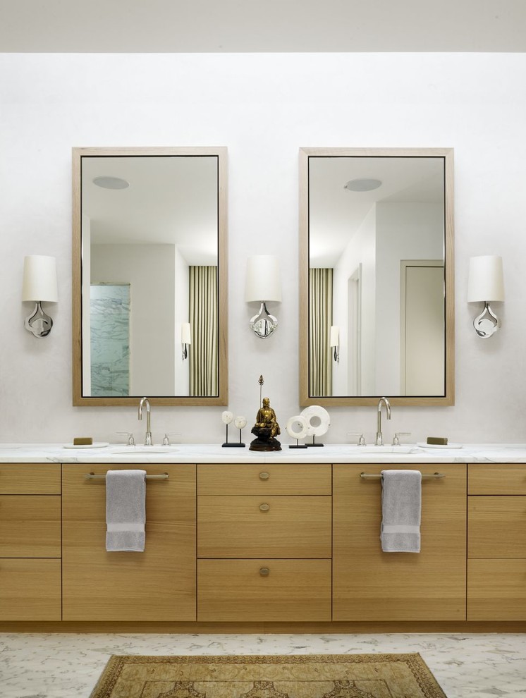 Immagine di una stanza da bagno contemporanea con ante lisce e ante in legno scuro