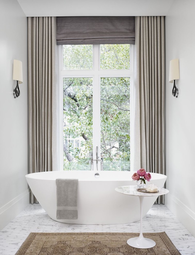Diseño de cuarto de baño contemporáneo con bañera exenta y baldosas y/o azulejos blancos