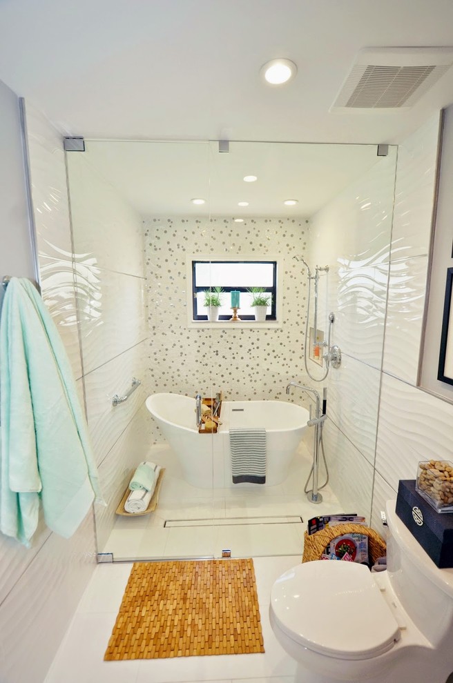 Стильный дизайн: ванная комната среднего размера в современном стиле с душем над ванной, унитазом-моноблоком, белой плиткой, белыми стенами и полом из керамогранита - последний тренд