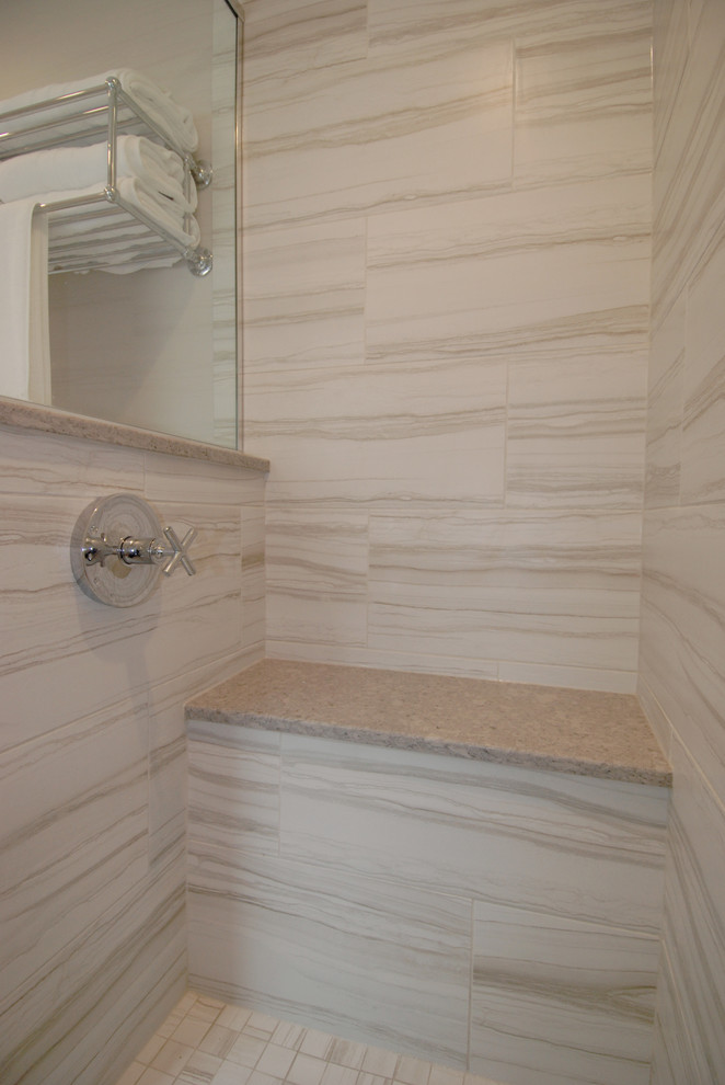Стильный дизайн: главная ванная комната среднего размера в стиле фьюжн с фасадами с выступающей филенкой, серыми фасадами, душем в нише, унитазом-моноблоком, разноцветной плиткой, керамогранитной плиткой, серыми стенами, полом из керамогранита, раковиной с несколькими смесителями, столешницей из искусственного кварца, белым полом и душем с распашными дверями - последний тренд