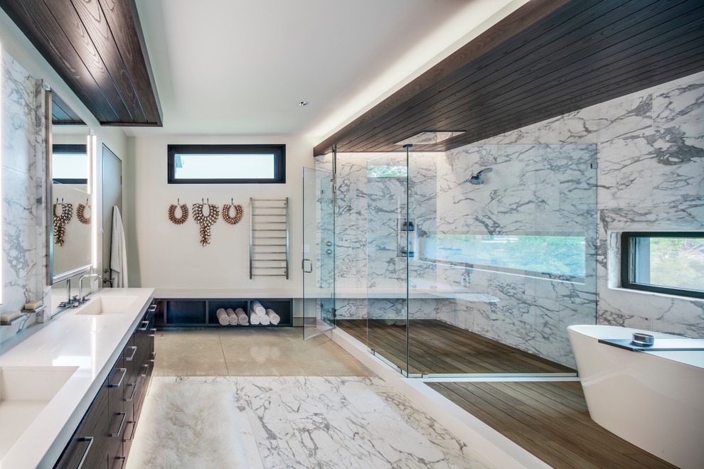 Inspiration för stora moderna vitt en-suite badrum, med släta luckor, svarta skåp, ett fristående badkar, en hörndusch, vita väggar, ett integrerad handfat, bänkskiva i akrylsten och dusch med gångjärnsdörr