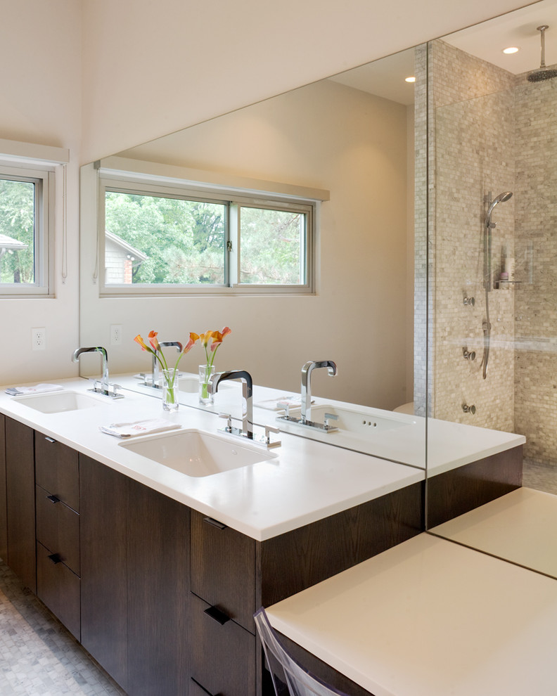 Foto de cuarto de baño minimalista con baldosas y/o azulejos en mosaico y lavabo bajoencimera