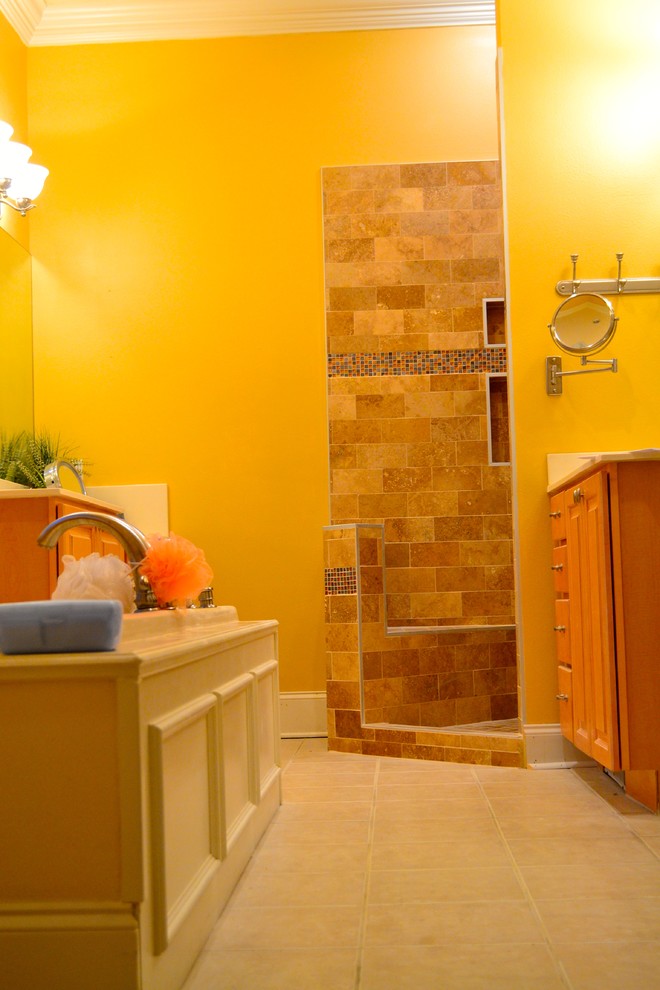 Idee per una stanza da bagno mediterranea di medie dimensioni con vasca da incasso, doccia alcova, piastrelle beige e pareti beige