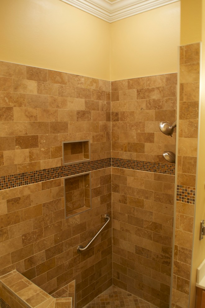 Réalisation d'une douche en alcôve méditerranéenne de taille moyenne avec une baignoire posée, un carrelage beige et un mur beige.