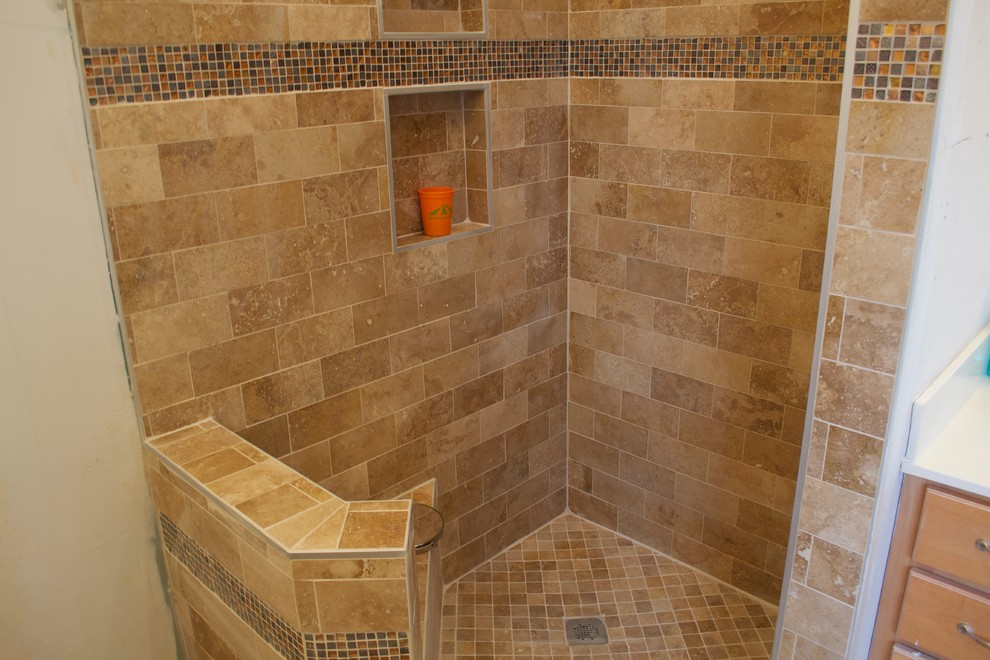 Bild på ett mellanstort medelhavsstil badrum, med ett platsbyggt badkar, en dusch i en alkov, beige kakel och beige väggar