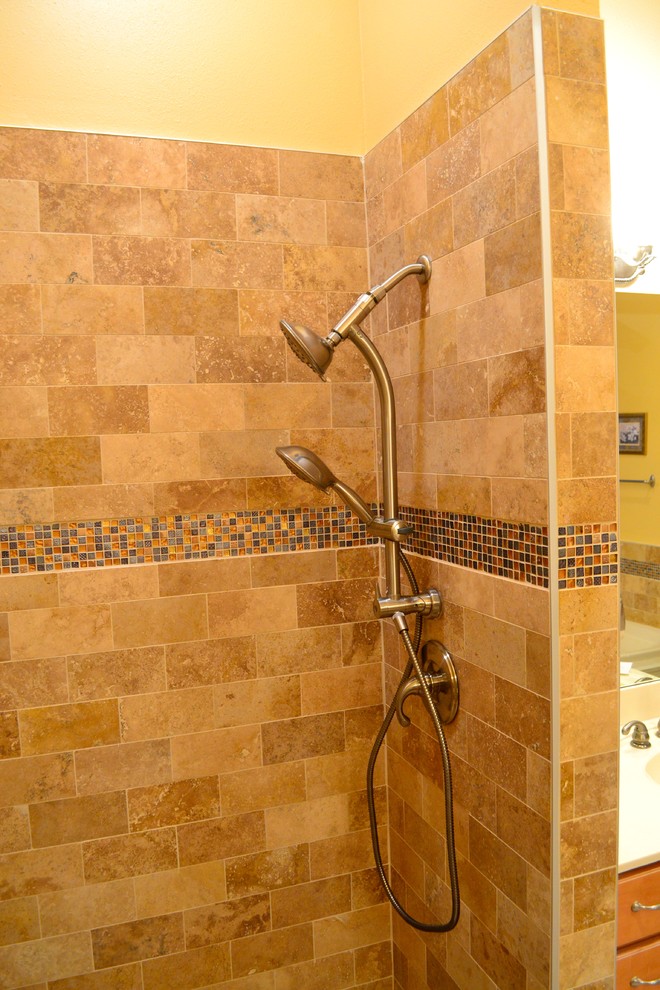 Mittelgroßes Mediterranes Badezimmer mit Einbaubadewanne, Duschnische, beigen Fliesen und beiger Wandfarbe in New Orleans