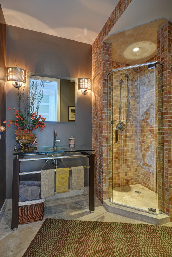 Modelo de cuarto de baño tradicional renovado de tamaño medio con ducha empotrada, lavabo integrado, encimera de vidrio y ducha con puerta con bisagras