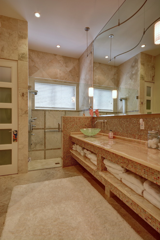 Réalisation d'une salle de bain principale tradition de taille moyenne avec une douche à l'italienne, une vasque et aucune cabine.