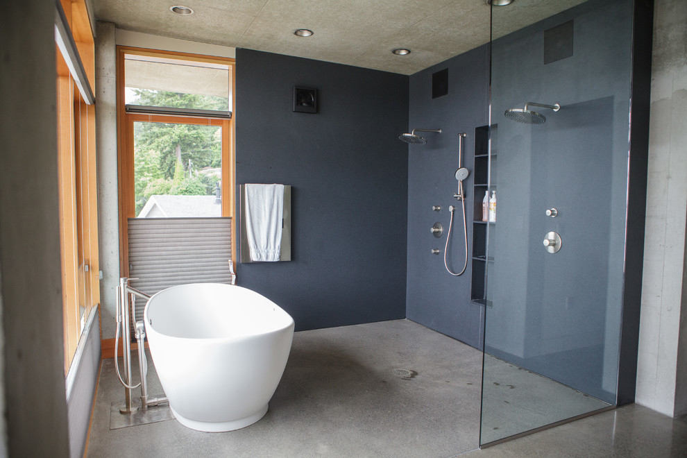 Modernes Badezimmer mit freistehender Badewanne, offener Dusche und offener Dusche in Seattle