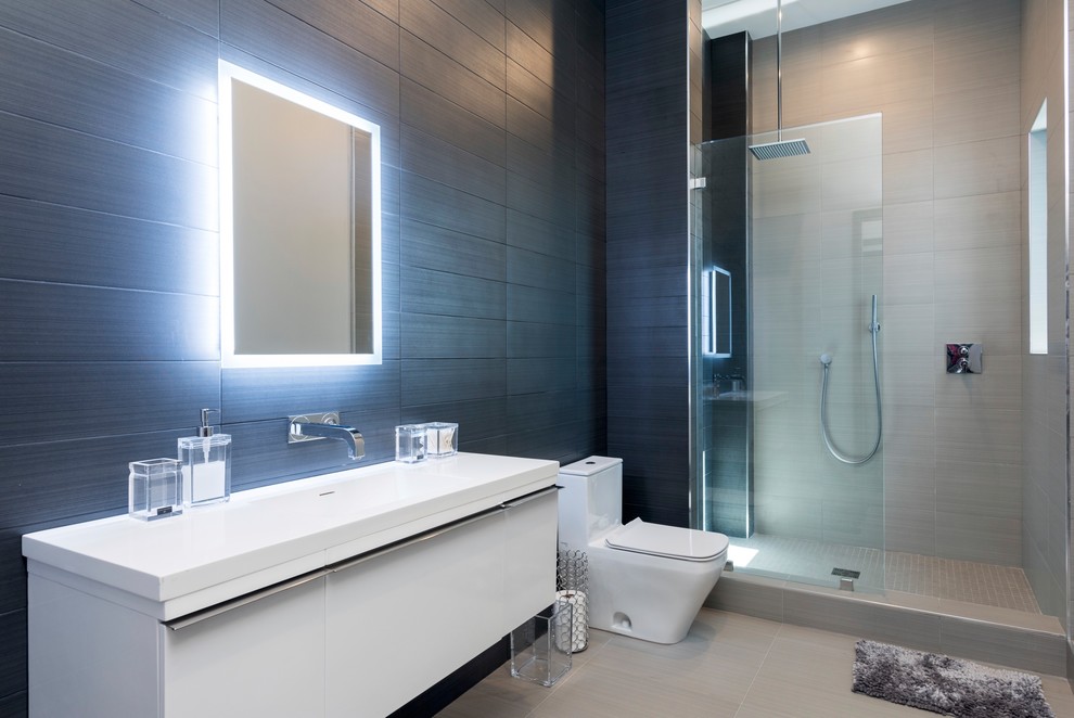Idéer för ett modernt badrum med dusch, med släta luckor, vita skåp, en dusch i en alkov, en toalettstol med hel cisternkåpa, grå kakel, grå väggar, ett integrerad handfat, grått golv och med dusch som är öppen