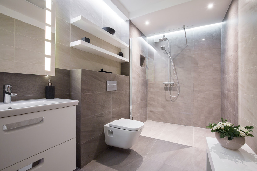 Inspiration för ett mellanstort funkis badrum med dusch, med släta luckor, vita skåp, våtrum, en vägghängd toalettstol, brun kakel, klinkergolv i keramik, ett integrerad handfat, grått golv och med dusch som är öppen