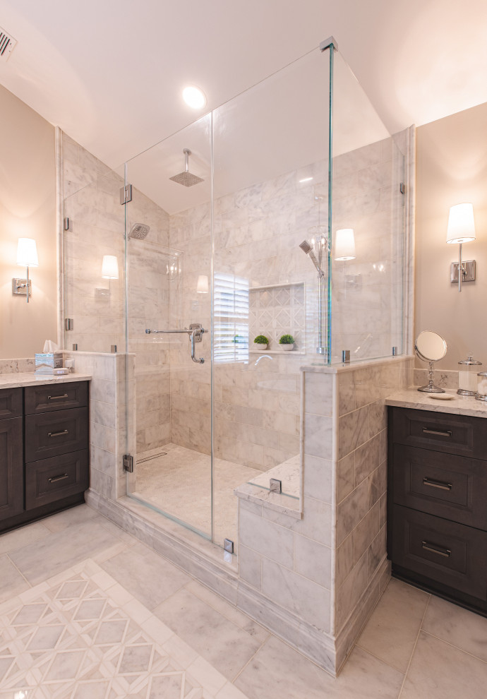 Idéer för att renovera ett stort vintage vit vitt en-suite badrum, med luckor med infälld panel, grå skåp, ett fristående badkar, en dubbeldusch, grå kakel, marmorkakel, beige väggar, marmorgolv, ett undermonterad handfat, bänkskiva i kvarts, grått golv och dusch med gångjärnsdörr