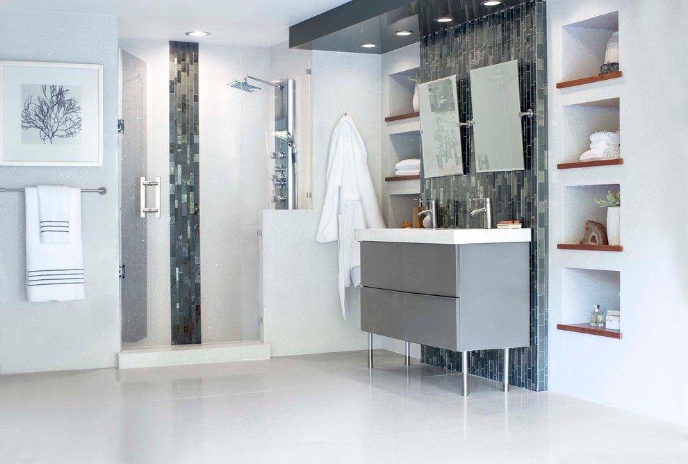 На фото: большая главная ванная комната в стиле модернизм с плоскими фасадами, серыми фасадами, душем в нише, серой плиткой, стеклянной плиткой, белыми стенами, столешницей из переработанного стекла и врезной раковиной