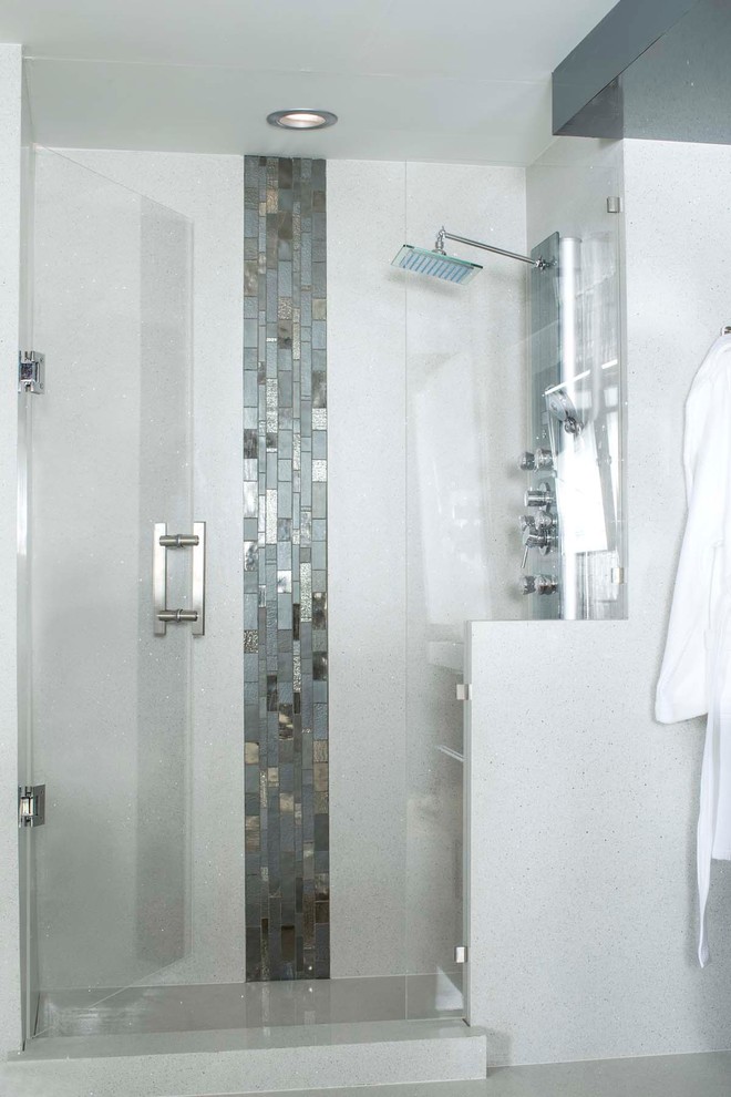 Стильный дизайн: большая главная ванная комната в стиле модернизм с плоскими фасадами, серыми фасадами, душем в нише, серой плиткой, стеклянной плиткой, белыми стенами, столешницей из переработанного стекла и врезной раковиной - последний тренд