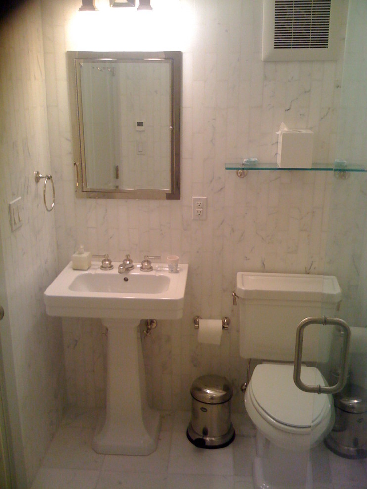 Esempio di una piccola stanza da bagno padronale moderna con lavabo a colonna, doccia ad angolo, WC monopezzo, piastrelle in ceramica, pareti bianche e pavimento con piastrelle in ceramica