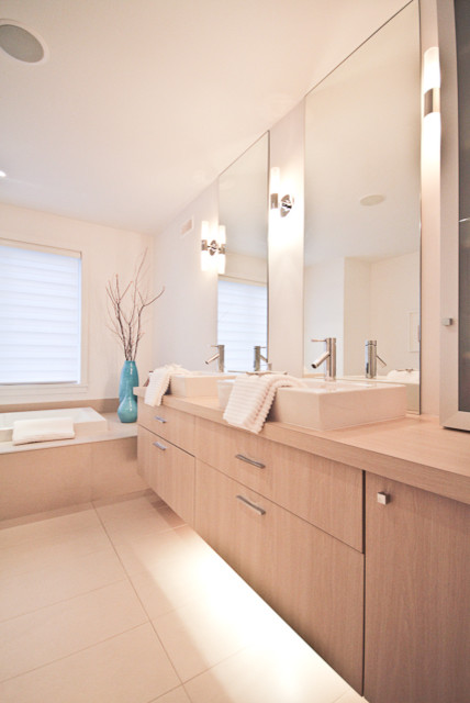 Réalisation d'une salle de bain minimaliste en bois clair avec une douche d'angle, un carrelage beige, des carreaux de céramique, un mur blanc, un sol en carrelage de céramique et un plan de toilette en bois.