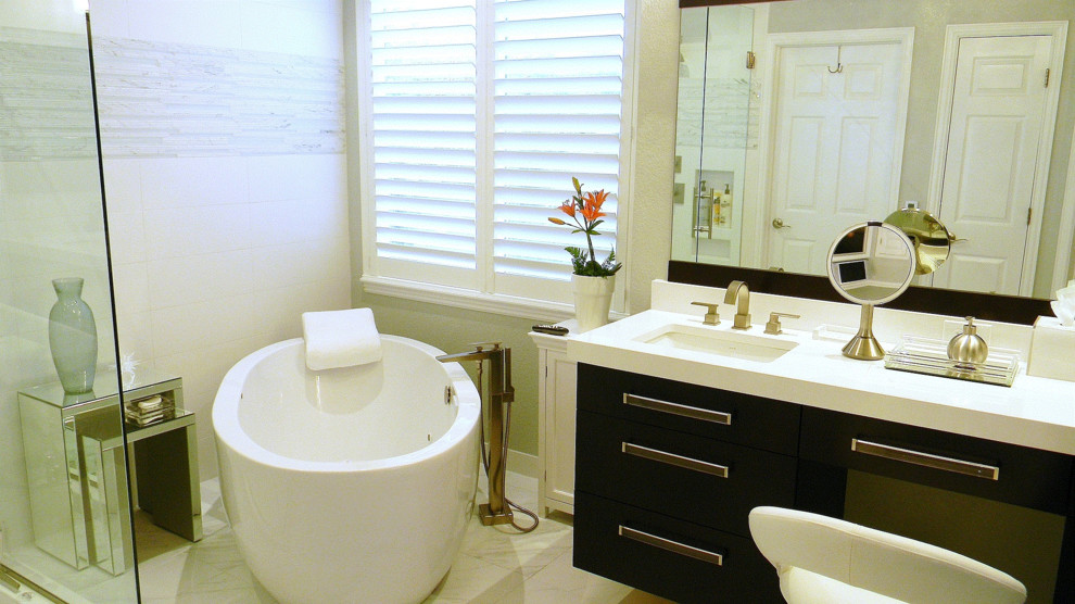 Idéer för mellanstora funkis badrum, med ett undermonterad handfat, släta luckor, bruna skåp, bänkskiva i kvartsit, ett fristående badkar, en kantlös dusch, vit kakel, porslinskakel och vita väggar